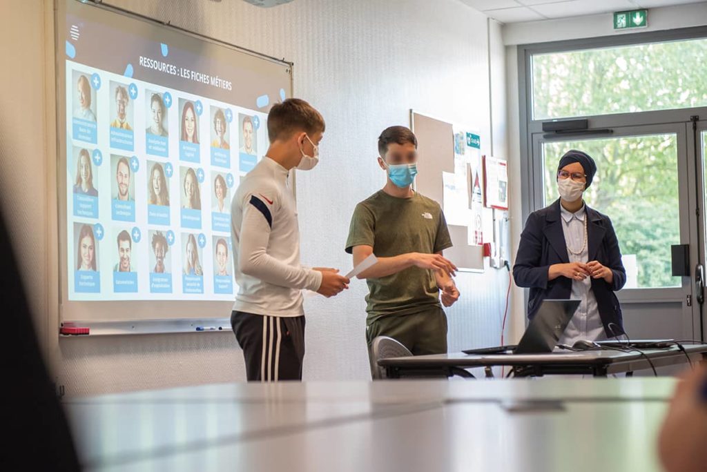 Elèves en train de pitcher au cour des animations lien numérique par La Manane